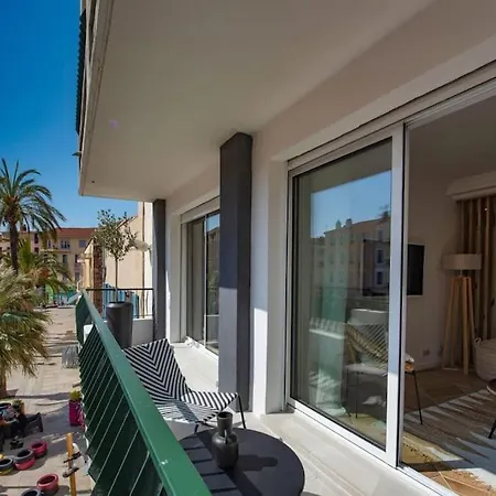 F2 Refait à Neuf Balcon Centre-ville Proche * Saint-Raphaël