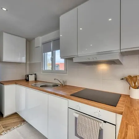 F2 Refait à Neuf Balcon Centre-ville Proche Saint-Raphaël