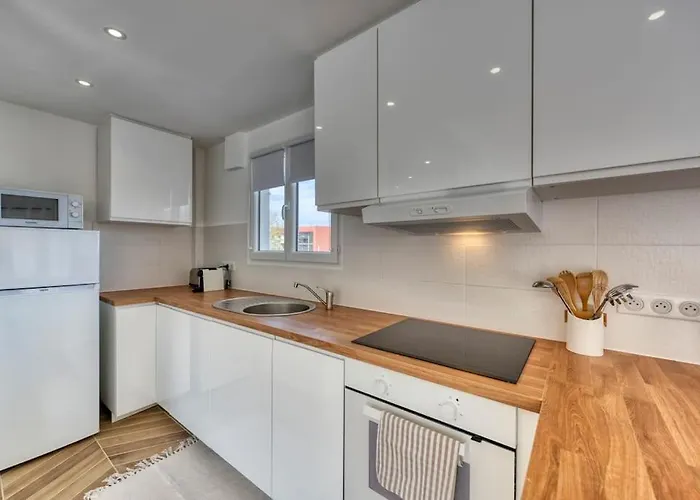 F2 Refait à Neuf Balcon Centre-ville Proche Saint-Raphaël